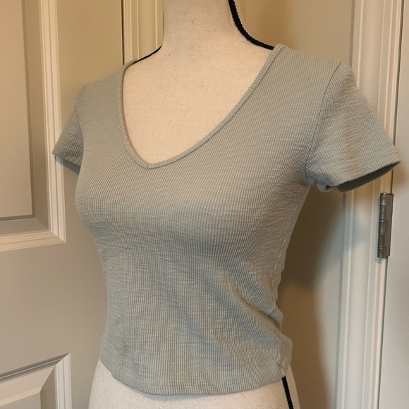 Baby blue V-neck cropped ribbed short sleeve top - Picture 2 of 4